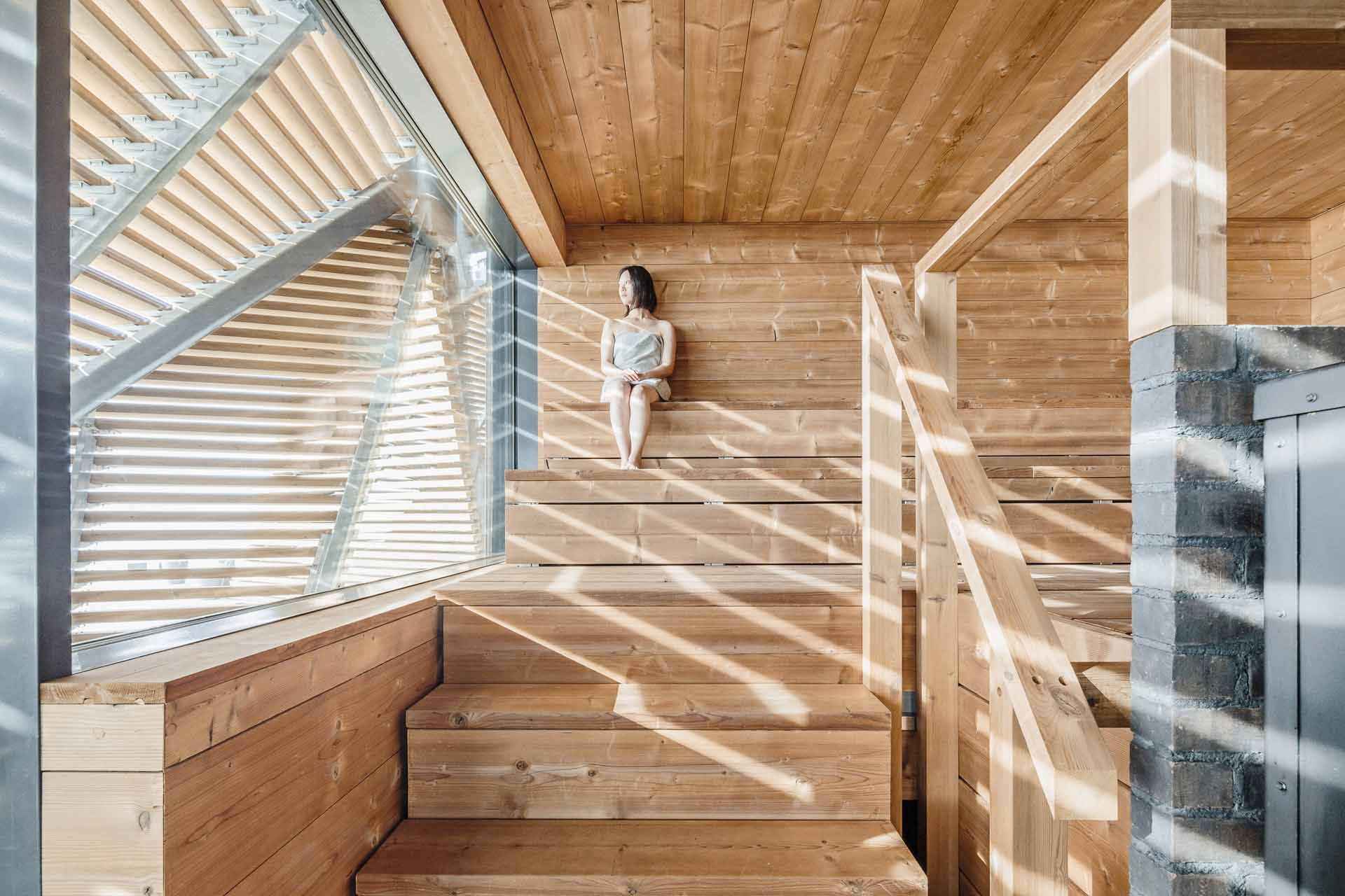 Löyly桑拿浴場。透過木頭結構的設計，從建築內部可以無遮擋欣賞海景，但建築外部的視線卻無法穿透入內。