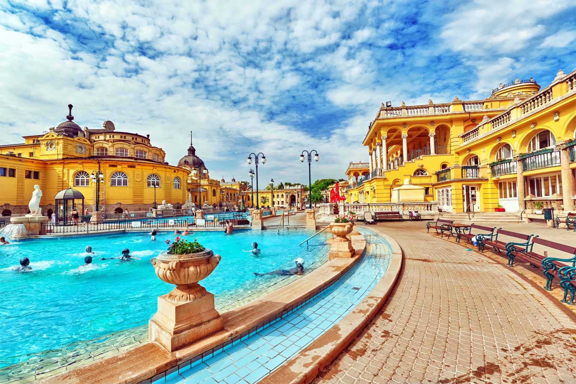 布達佩斯城市公園內的塞切尼溫泉浴場人氣最旺，鵝黃色的宮廷建築內包括各式溫泉池、桑拿池等，洋溢奧圖曼風情。