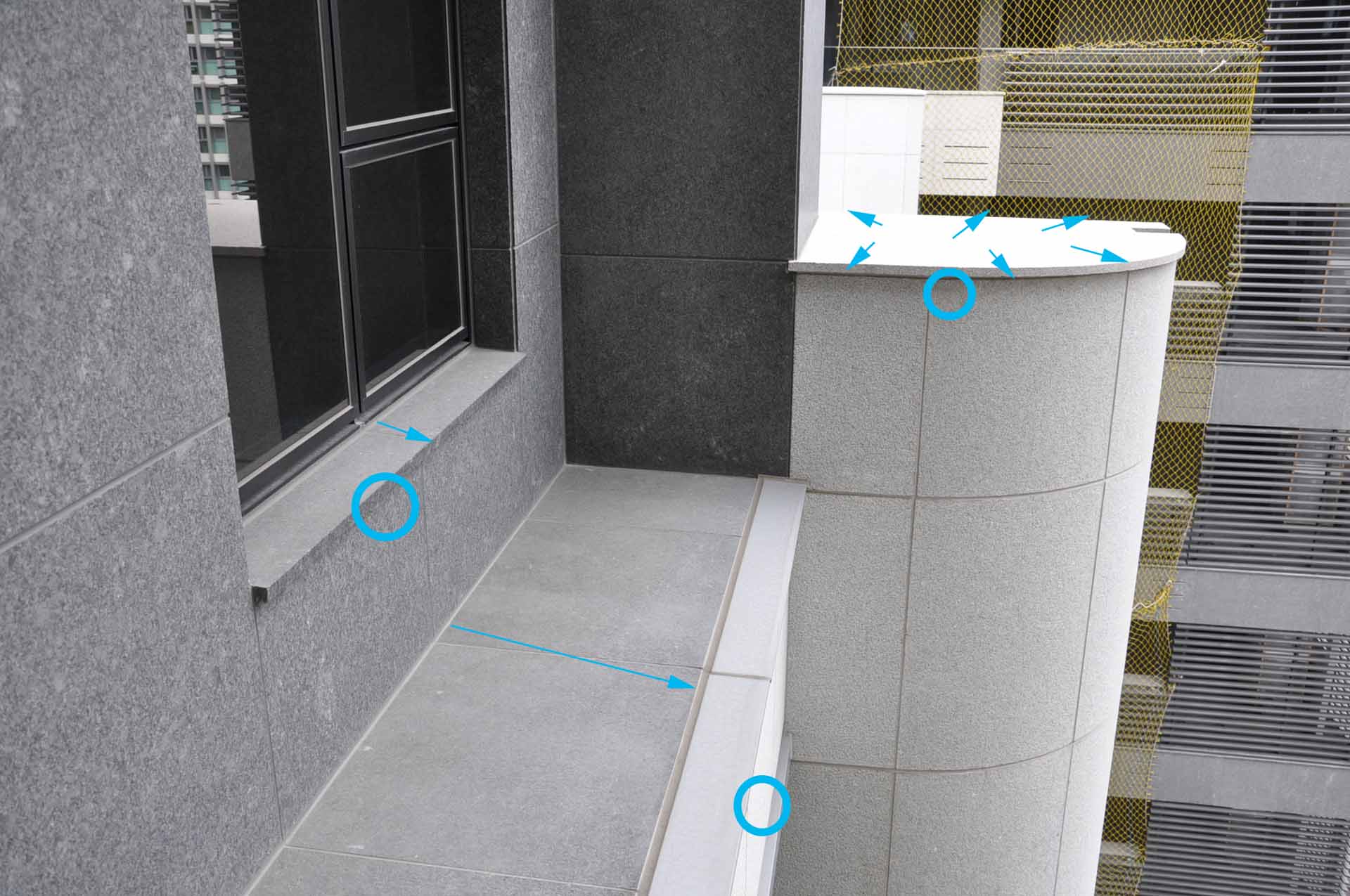 外露樑及構造頂面作外斜設計、及窗臺導水蓋板(箭頭處)，並配合邊緣滴水線的設計(圈處)，可避免汙水的吸附並促進排除。
