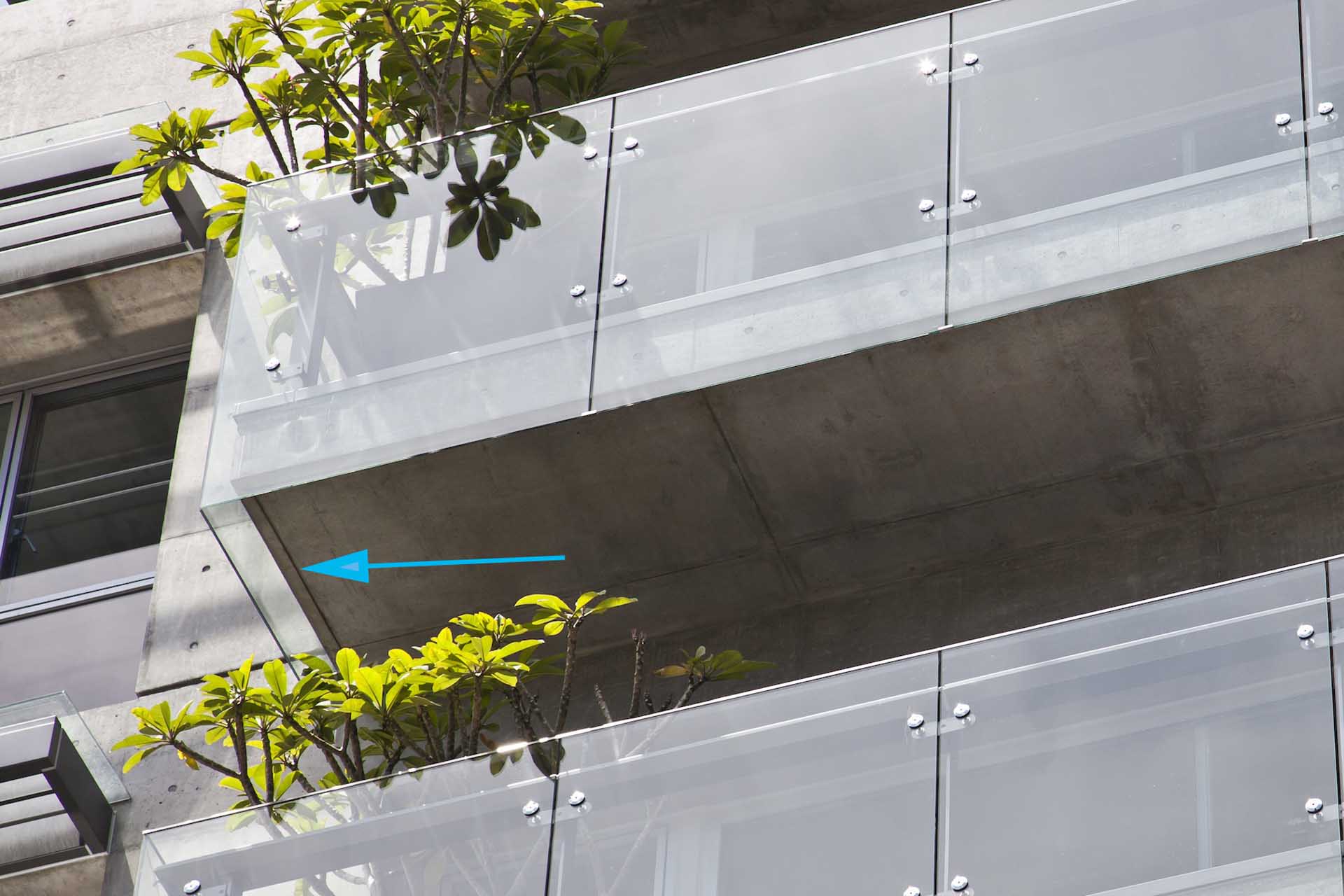 規劃玻璃欄杆避免汙染陽臺板面，並於底部設置滴水線建立第二道防汙機制。