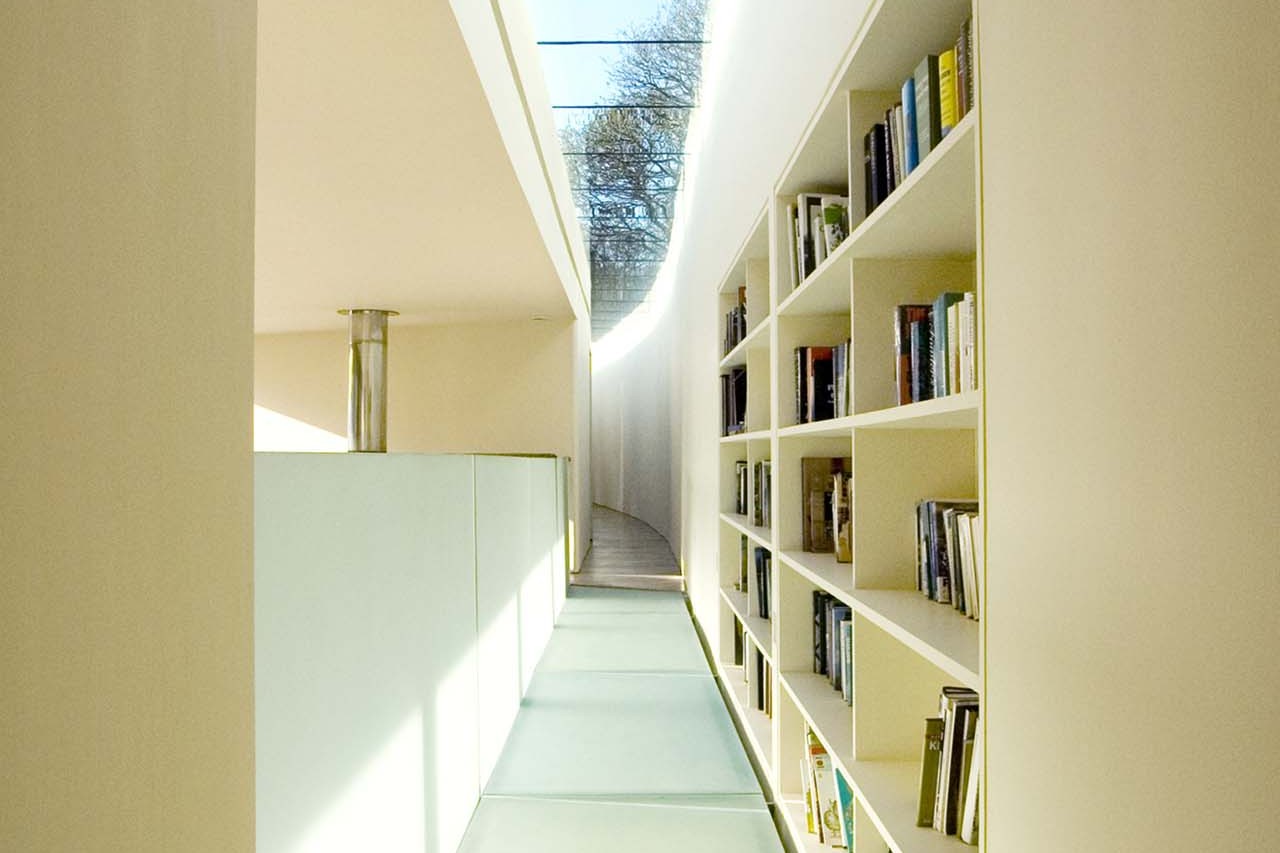 將書架與廊道設計作結合，將書香氣息與極簡風格完美結合。圖/達志影像