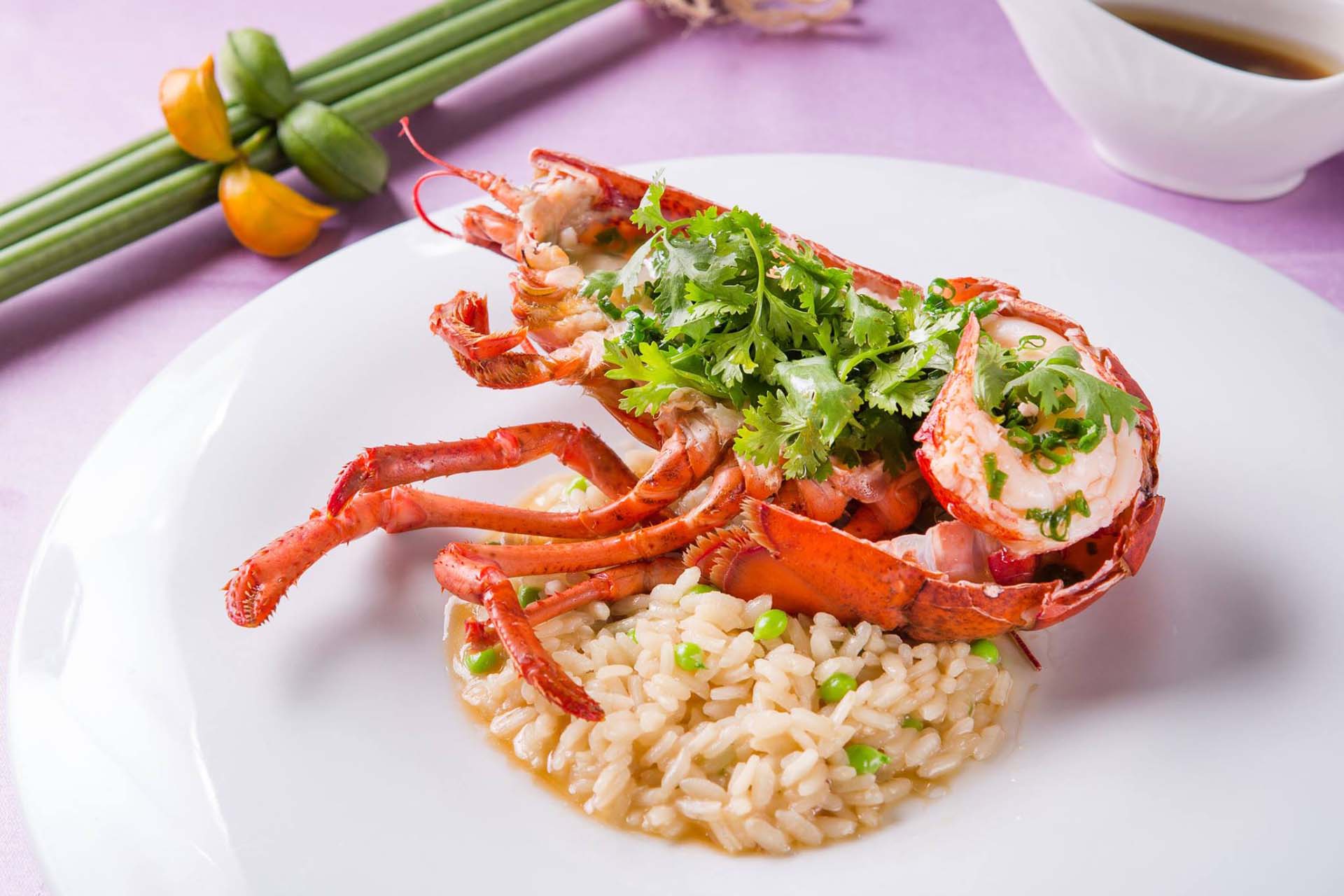 中山招待所的菜色每月更換,但固定會有以龍蝦為主題的套餐,讓愛吃海鮮的人大快朵頤。(圖/中山招待所FB)