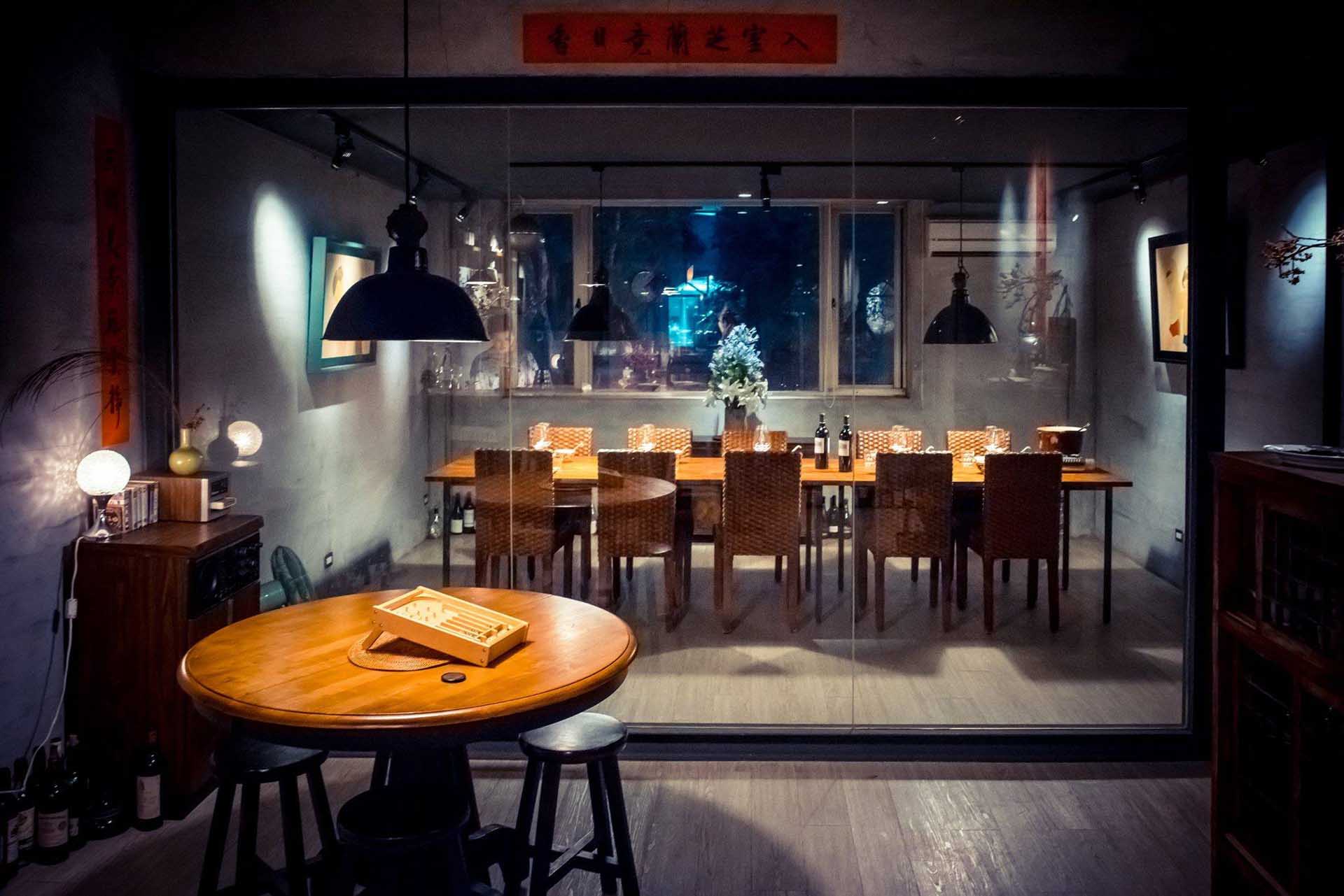 夫妻檔的空間設計俐落簡潔,每次只能招待最多10 位客人。(圖/夫妻檔客家料理.私房FB)