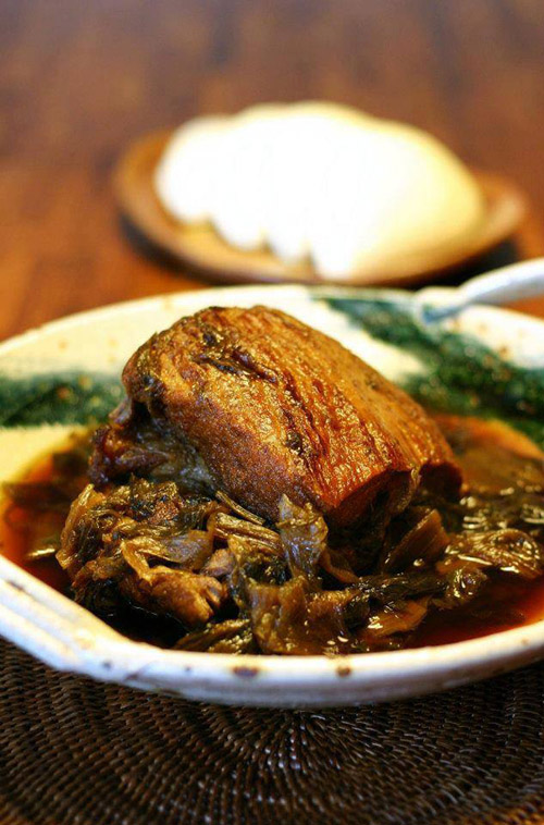 深受熟客喜愛的「梅菜肋排」。(圖/夫妻檔客家料理.私房FB)