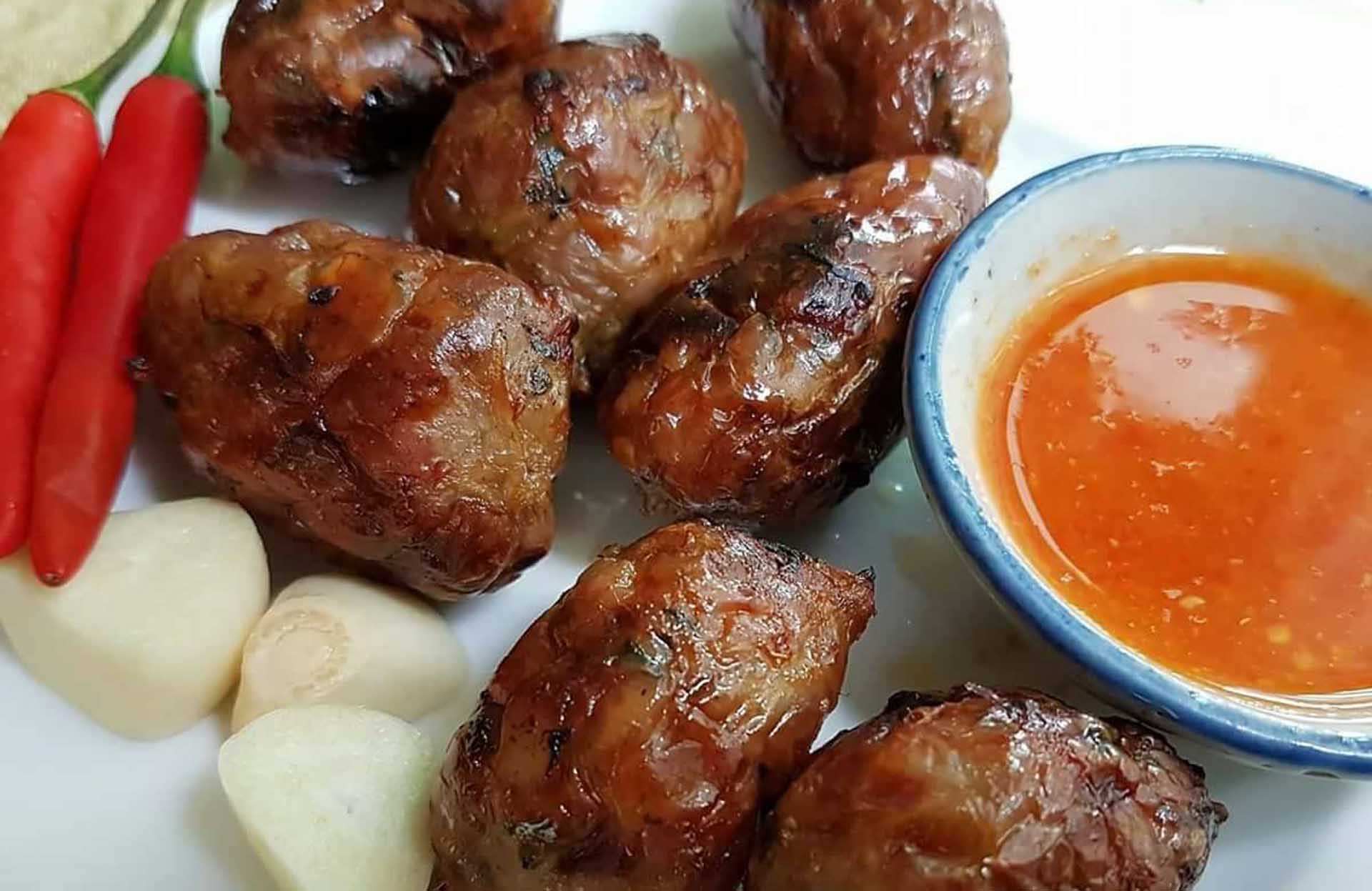 莎麗家自製的泰式香腸「非比尋腸」,配上辣椒薑片以及綠胡椒一起吃,又香又過癮,吃到會冒汗。(圖/莎麗家庭料理FB)