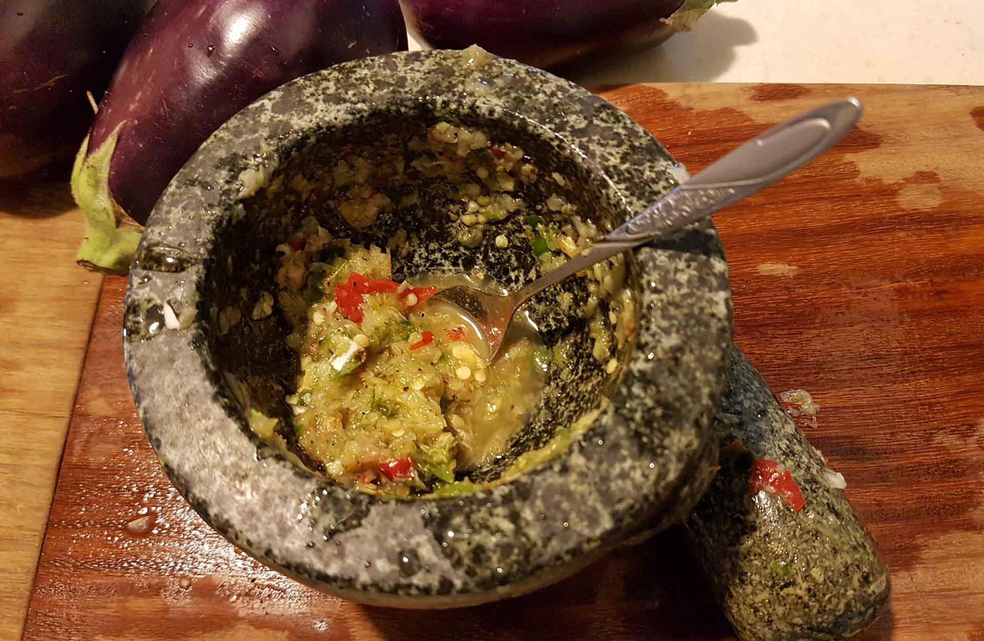 莎麗自製的海鮮酸辣醬,酸香有勁,這一提味,讓鹽焗燒烤海釣鮮魚更鮮了。(圖/莎麗家庭料理FB)