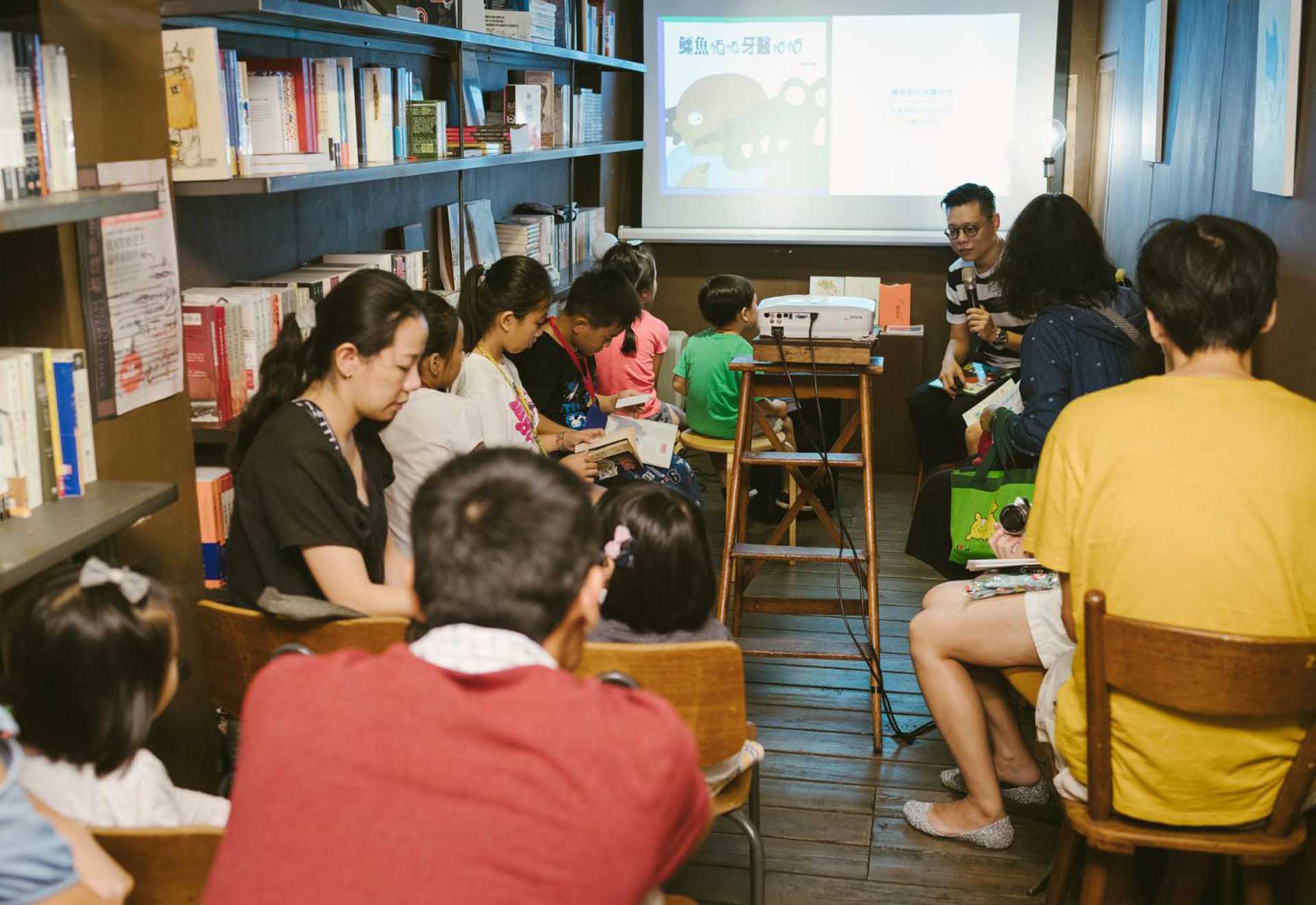 設計師馮宇帶領孩子閱讀繪本。