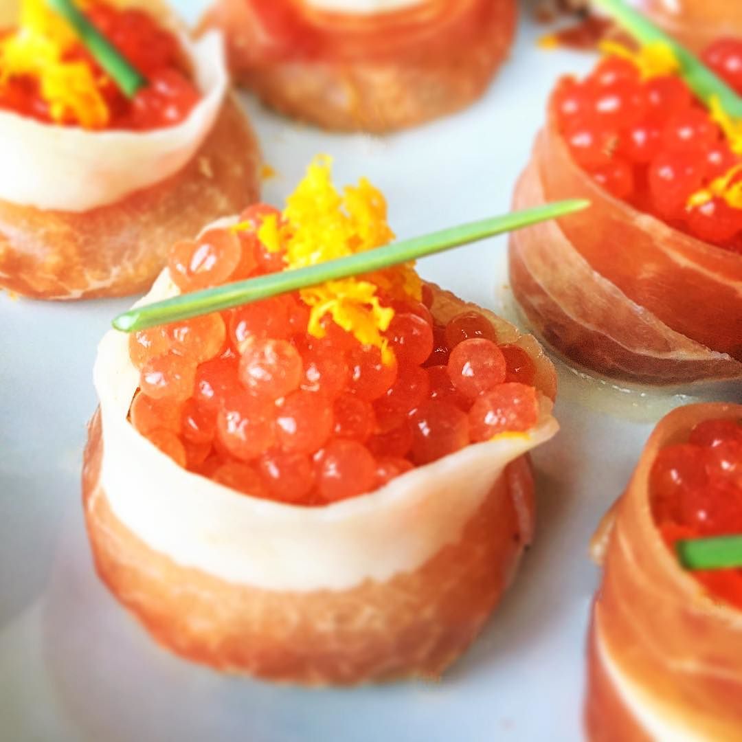 分子料理技法中的「晶球化反應」,這個技法常見於開胃菜及甜點製作。