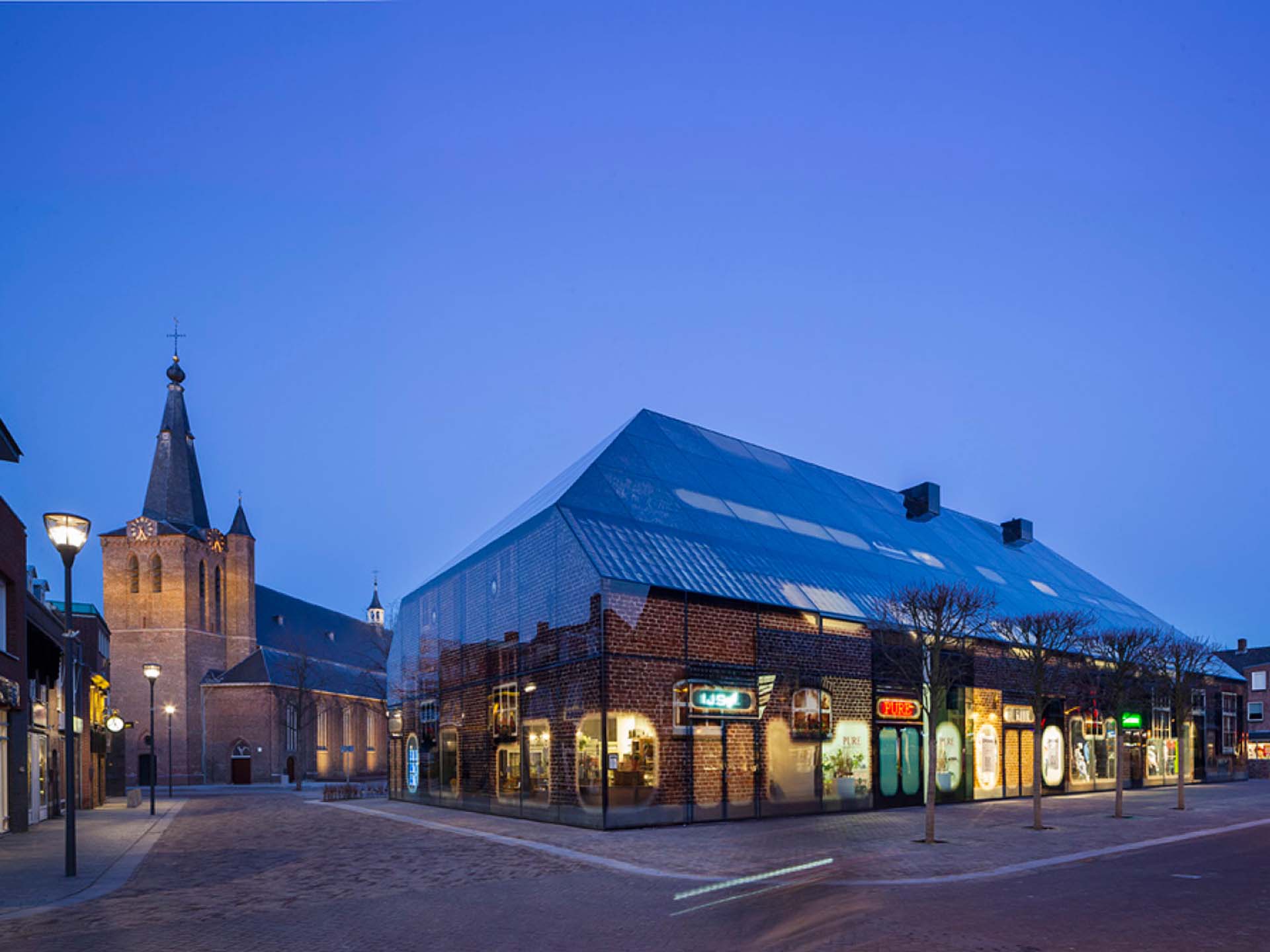 曾經為鄉村城鎮中心的穀倉或農舍,隨著時代轉變用途,也能成為社區居民活動中心,荷蘭的玻璃農舍。圖/https://www.mvrdv.nl/en/projects/glass-farm