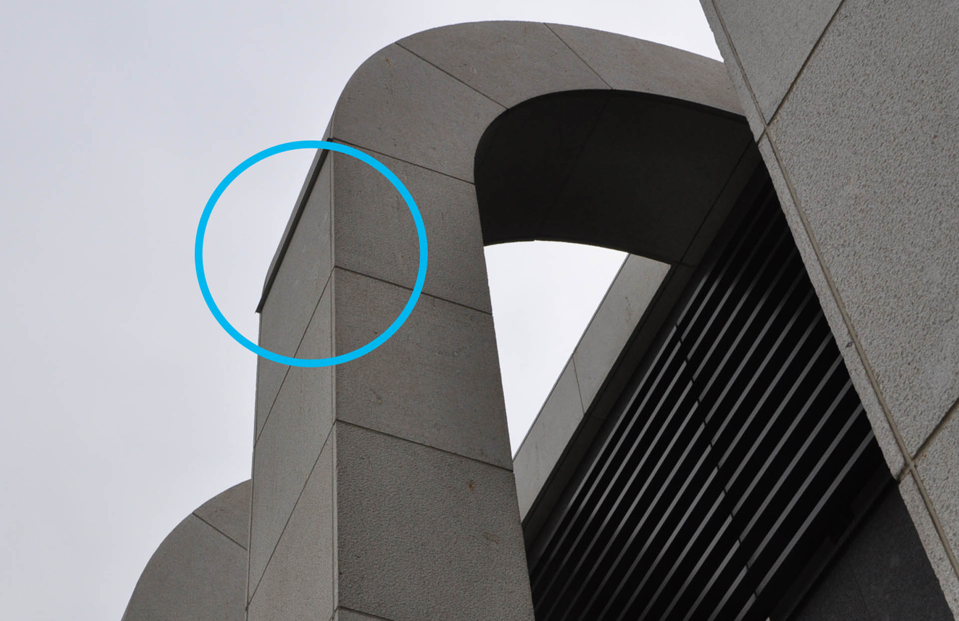 石材柱弧形面轉折處設置金屬滴水板(圈處),避免柱立面汙染。