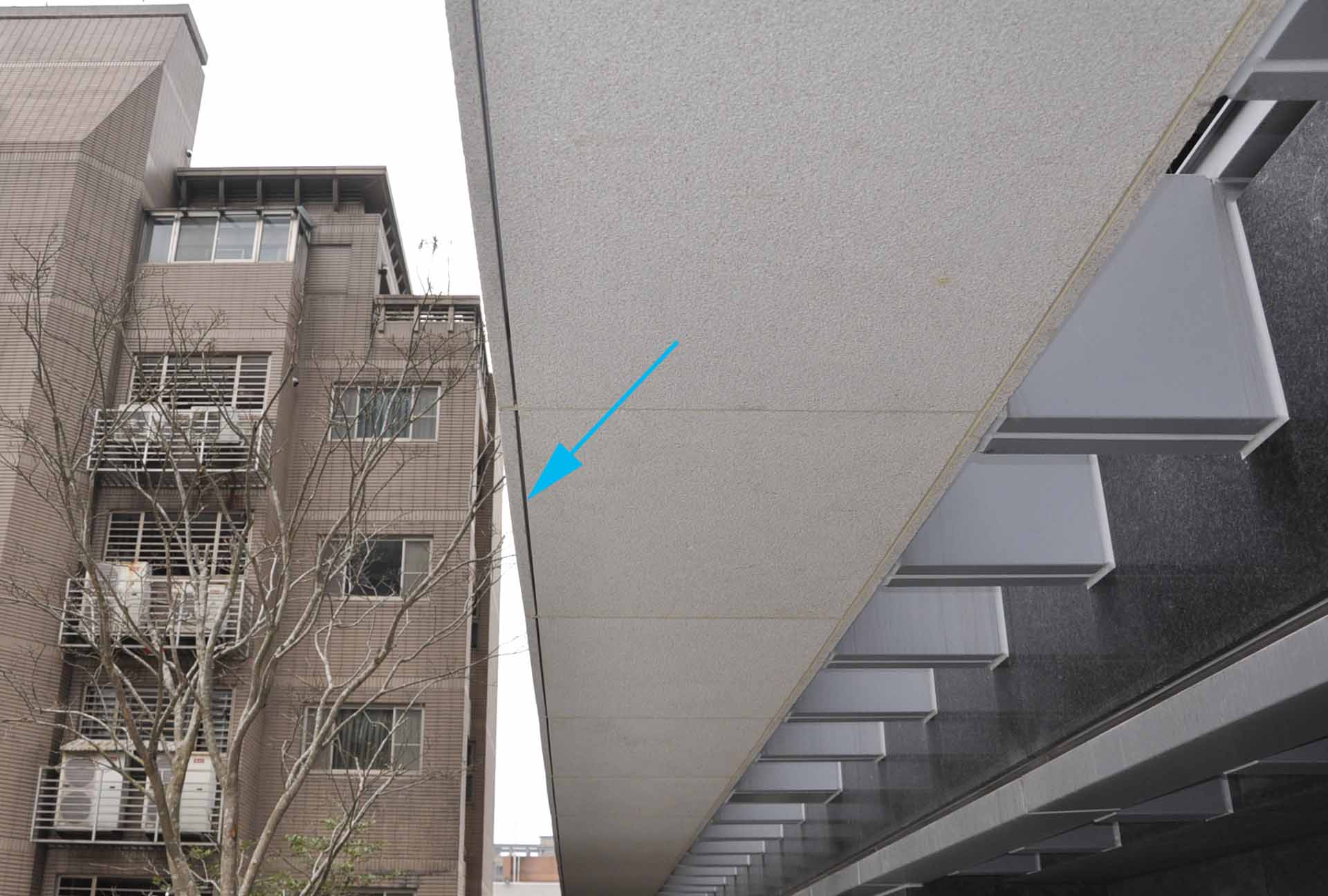 石材包樑底面滴水線規劃模式(箭頭處)。