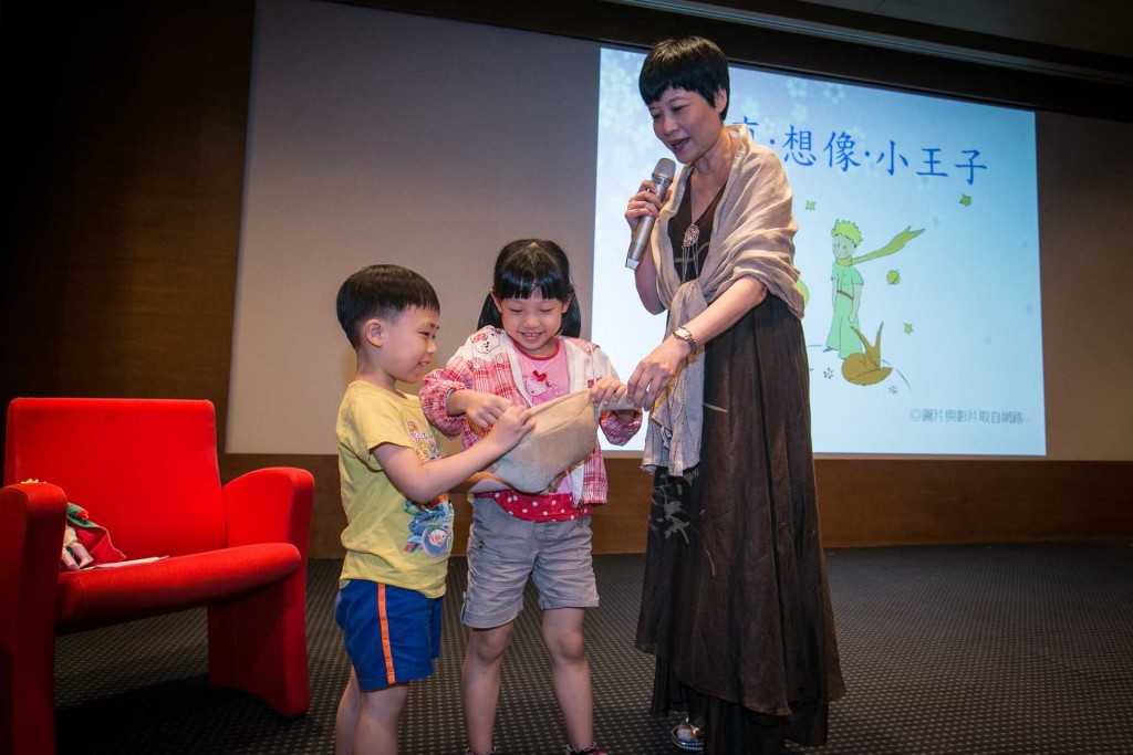 曼娟老師帶來蛇吞象的玩偶,為解開蛇肚子裡是否有大象的疑問,現場請兩位小朋友幫大家揭開謎題。